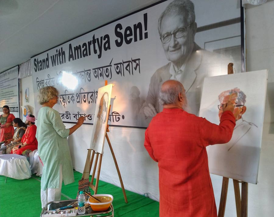 A group of intellectuals protested outside Amartya Sen's residence, Pratichi, in Santiniketan on Saturday against the eviction notice issued to the Nobel laureate over a plot dispute. Visva-Bharati had issued an eviction notice to Sen on April 19 accusing him of “illegally occupying” 0.13 acres or 5,500 sq ft of land on the campus, as per an agency news report. The notice asked Sen to vacate the land by May 6. However, on Thursday, Calcutta High Court put an interim stay on the notice and set May 15 as the next date for a hearing that will be held at a court in the Birbhum district