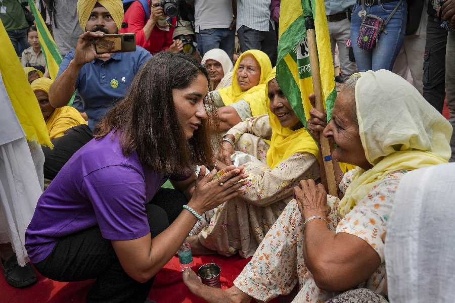 Several senior leaders of SKM from Punjab, Haryana, Delhi and western Uttar Pradesh visited Jantar Mantar with hundreds of farmers.