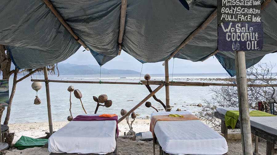 Massage beds overlooking the sea 