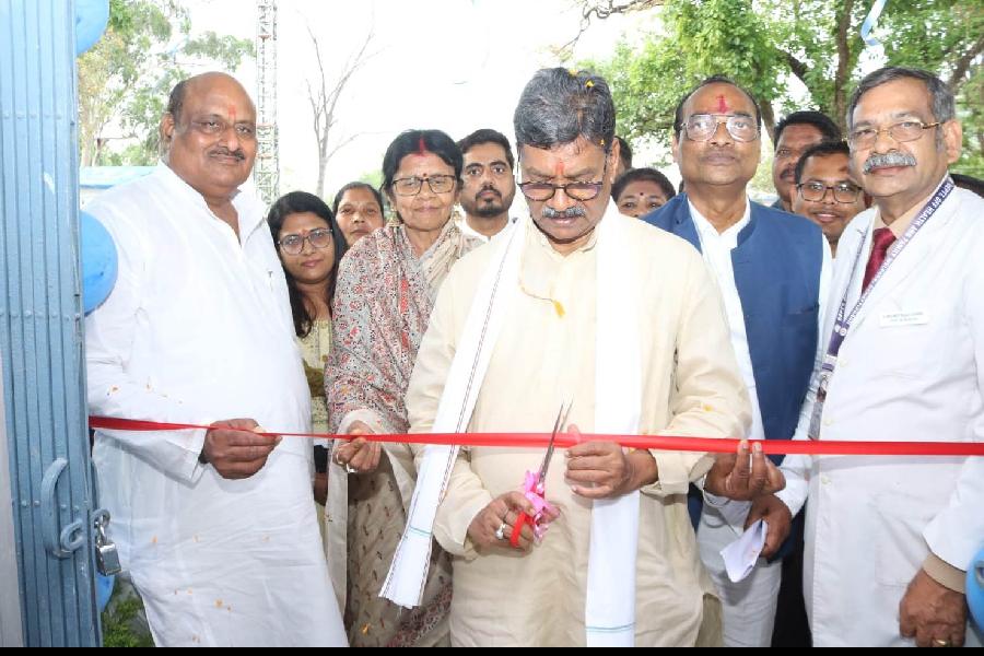 Dr Charandas Mahant cutting the red ribbon along with other dignitaries at the event