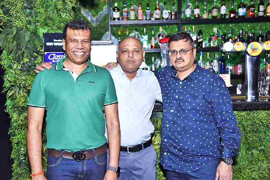 (Extreme left) Owner of Hammer, Abhishek Kajaria and Raj Khanderia (Extreme right)