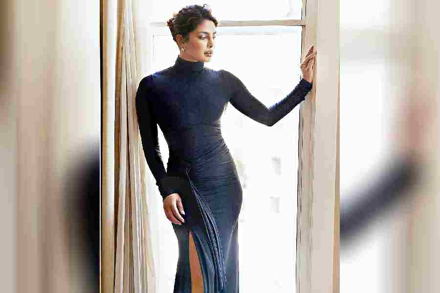 This look of Priyanka Chopra Jonas in a black Victoria Beckham dress is all heart simply because of its minimalism. In a sea of plunging necklines, the turtleneck and full sleeves were a refreshing break.