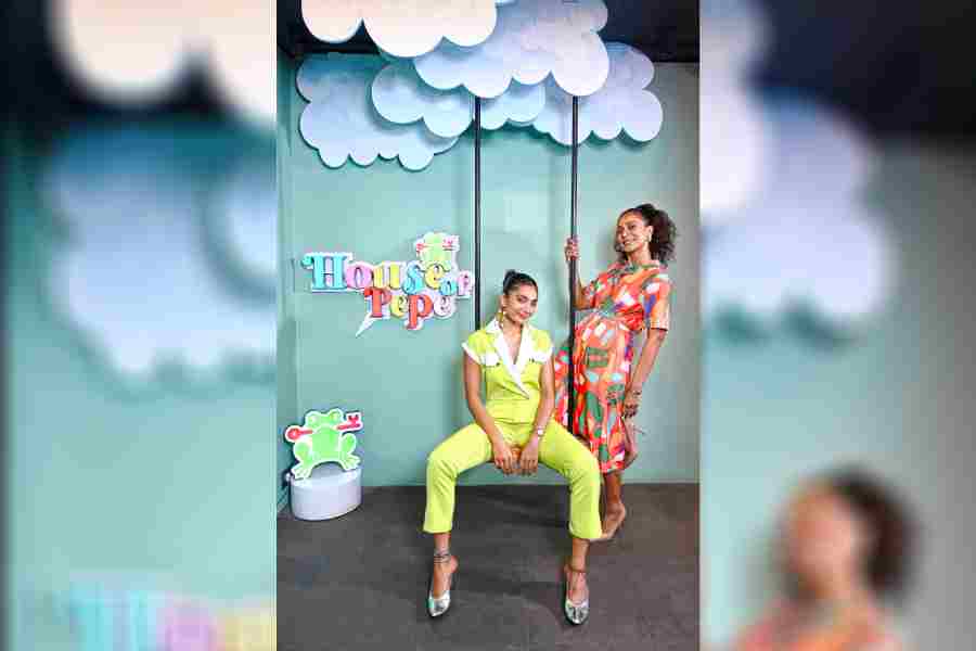 From solid pastel-shaded smart suit styles to comfy long dresses featuring colourful prints, the workwear styles are all about keeping it smart, comfy and soothingly colourful. Ushoshi sports a cotton trench coat-style midi dress from Showsha featuring a bright summer print, styled with a belt. Sneha channels a relaxed and confident look in the relaxed-fit white and green breathable suiting fabric jumpsuit from Veera Wear.