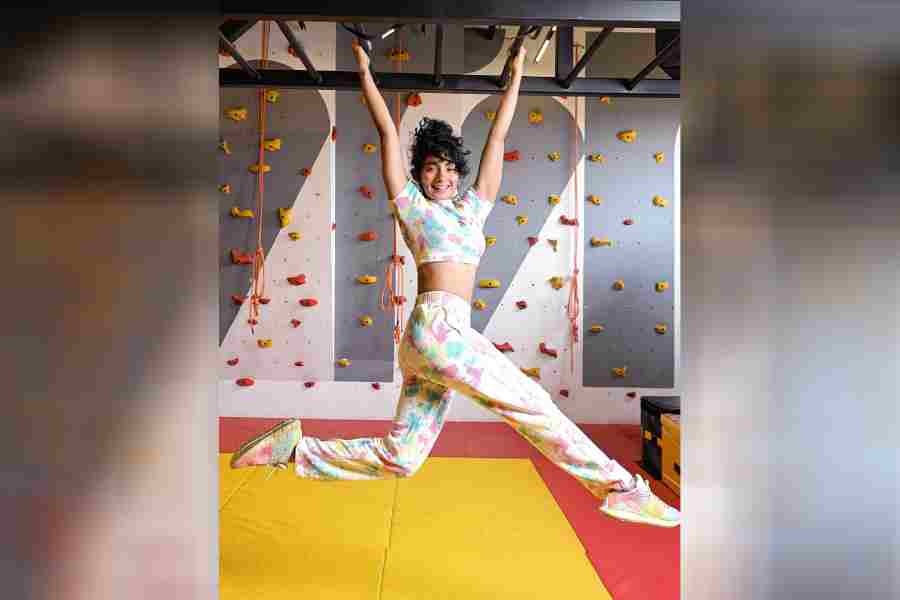Daily workouts can be mundane. To make the workout ambience more fun, Sneha Ghosh as a fitness enthusiast showed her moves on the fitness floor at House of Pepe in a comfy and colourful tie-dye crop top and coord set made of comfortable cotton stretch fabric from Huedee. The splash of colours on the white is a sure shot of an instant happy vibe.