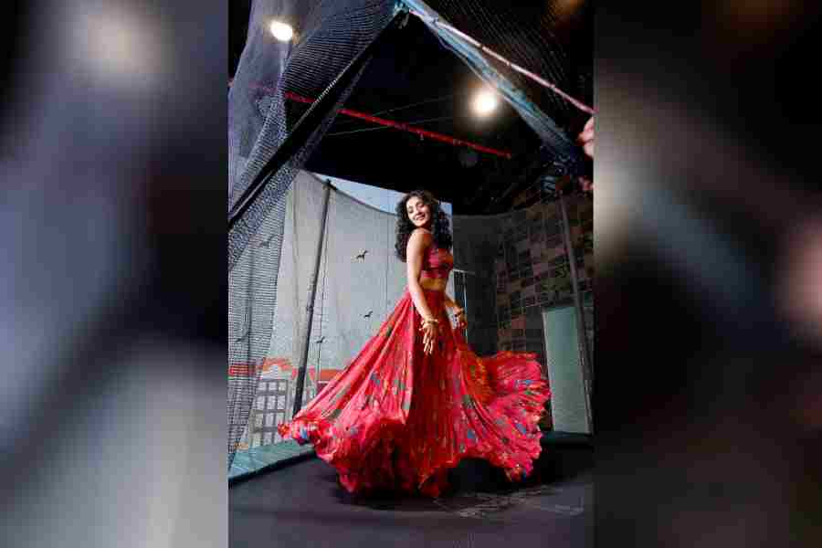 Sneha’s summer festive mood in this skirt set from PDS by Sneha was perfectly captured on the trampoline at House of Pepe. Taking inspiration from tribal elements, the prints designed with resham and sequin work signify creatures we find in our flora and fauna, adding an edgy fun and quirky vibe to the ethnic style.