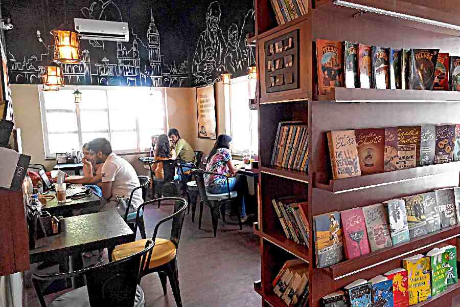 The artistic wall is hand-painted with famous Feluda characters. 221B Baker’s Street has a huge collection of famous murder mysteries, crime novels and more from Satyajit Ray, Agatha Christie and more. The café is the perfect place to work and dine in.