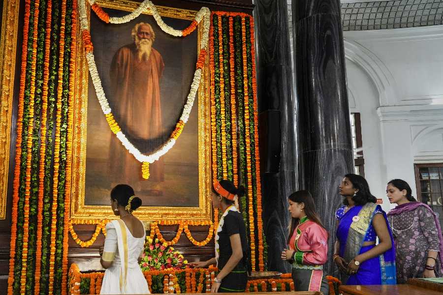 West Bengal Governor Dr CV Ananda Bose and Chief Minister Mamata Banerjee paid tribute to Rabindranath Tagore on his 162nd birth anniversary.