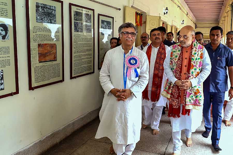  Amit Shah during a visit to 'Jorasanko Thakurbari', the ancestral house of Nobel laureate Rabindranath Tagore, on the occasion of his birth anniversary, in Calcutta.