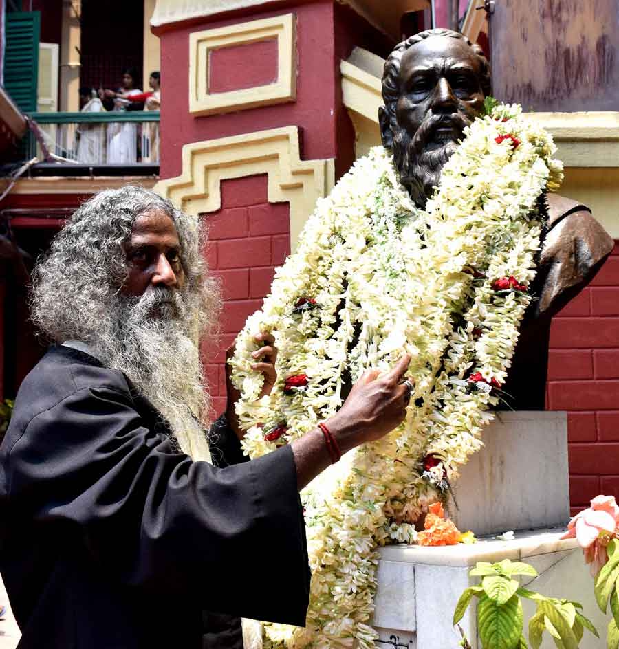 A doppelganger of the Nobel laureate garlands the bust of Maharshi Debendranath Tagore, the poet’s father, on Tuesday