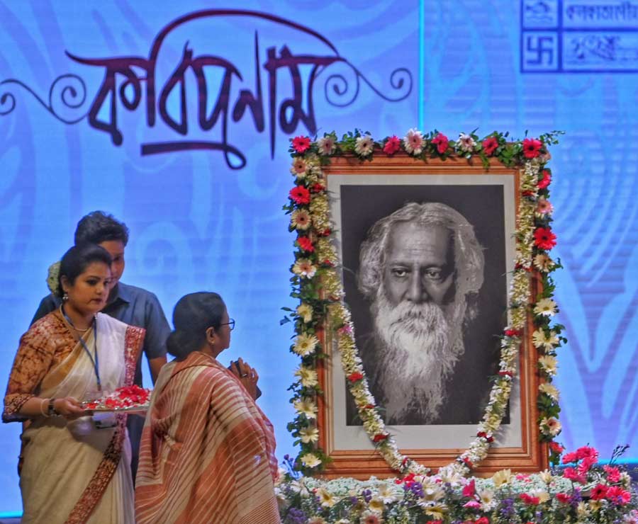 Chief minister Mamata Banerjee pays homage to Rabindranath Tagore at a state programme organised at Dhono Dhanyo auditorium in Alipore on Tuesday