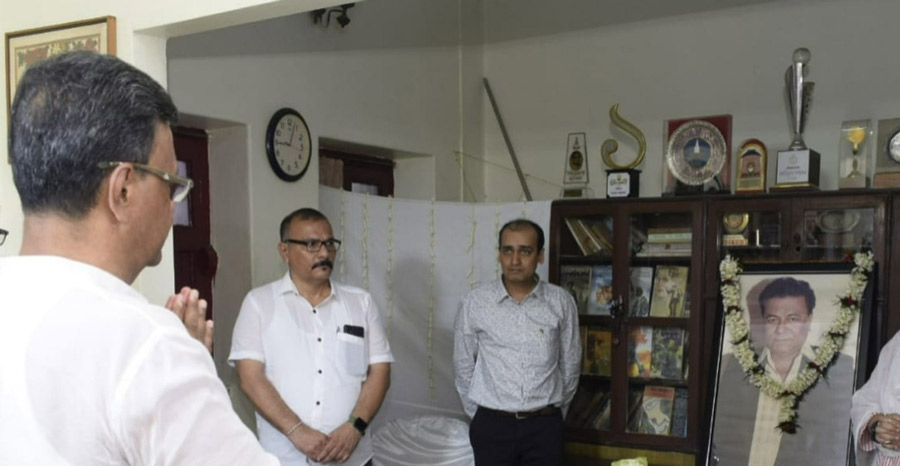 Kolkata mayor Firhad Hakim pays tribute to Samaresh Majumdar who passed away on Monday. The writer of the trilogy 'Uttaradhikar', 'Kaalbela' and 'Kaalpurush', and the young sleuth Arjun, left behind a rich legacy and a void in the world of Bengali literature 