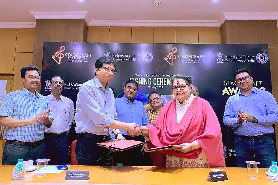 (L-R) Shiladitya Chaudhury, Anurag Kumar, Usha Uthup, Gautam Jain and Dibyendu Lahiri at the MoU signing ceremony