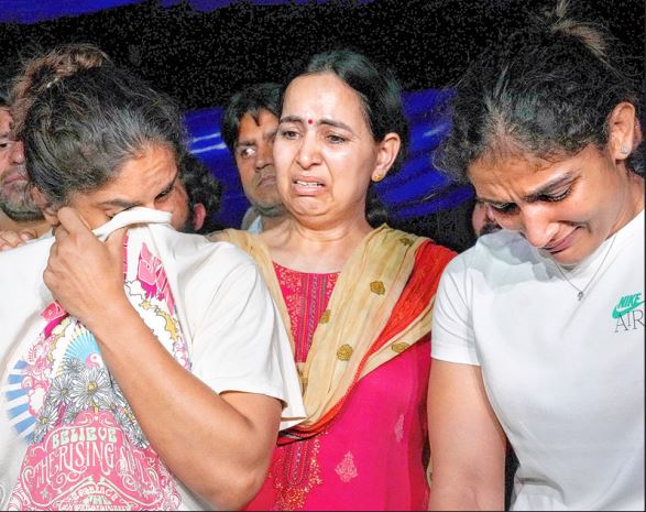 Wrestlers Sangeeta Phogat and Vinesh Phogat react after a scuffle allegedly broke out between protesting wrestlers and the police at Jantar Mantar on May 3.