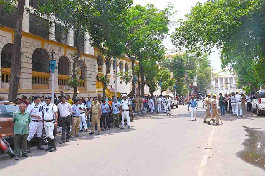 Commuters and others in front of Saraf Agencies. Raj Bhavan can be seen at the far end of the road