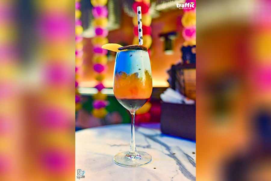 Spicy Orange Creamsicle combines the sweet and tangy flavours of orange juice and jamun syrup with a spicy kick from green chillies and pickles. A splash of Sprite adds fizziness with a dollop of cream and blue Curacao syrup, giving it a creamy and tropical twist.