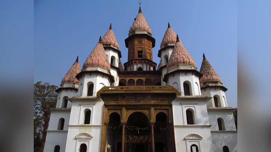 Hanseswari temple was designed by Nrisingha Dev Roy. His second wife, Rani Shankari, completed the temple construction in 1814