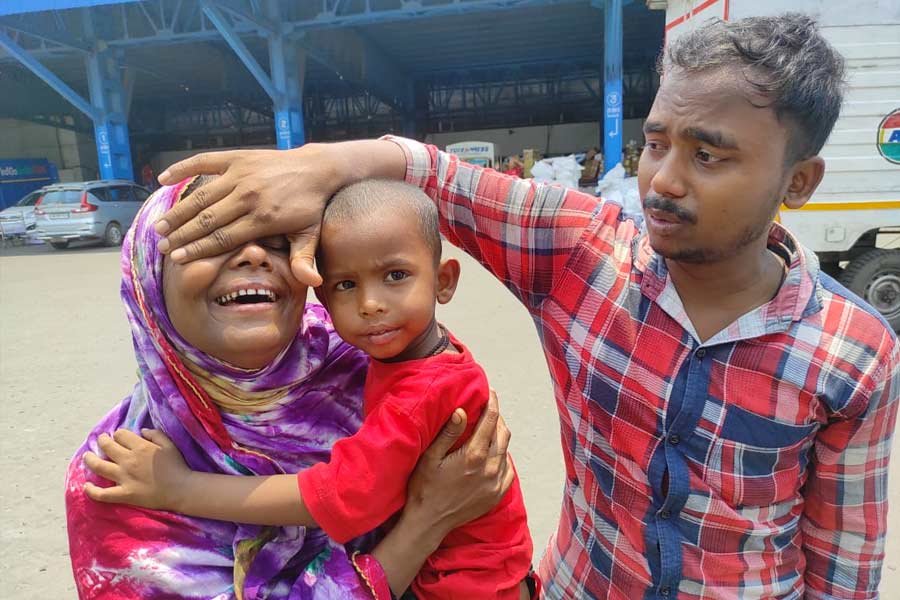 Nazrul, Rupsana's brother, tries to wipe the tears of her sister.