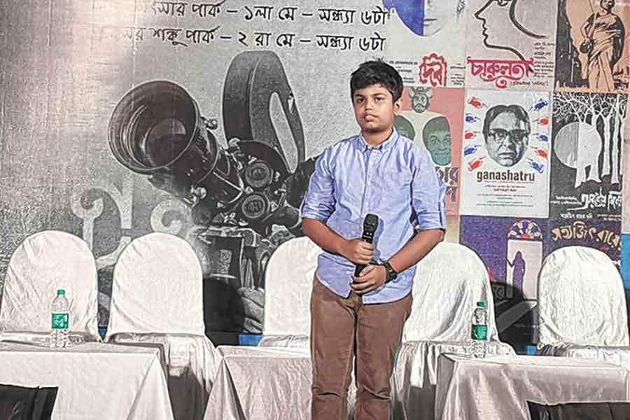 Harshiv Sandalia, aged 12 years, sings Ray film songs