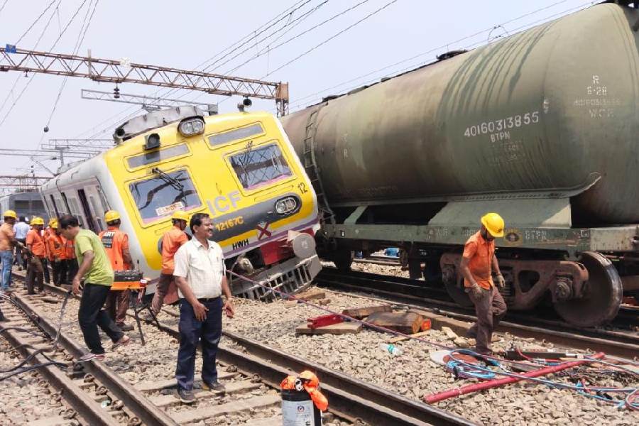 train-accident-passengers-of-a-local-train-had-a-close-shave-after