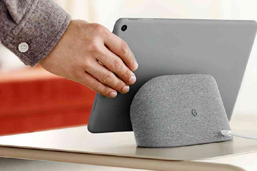 Google Pixel Tablet comes with a charging dock that has built-in speakers. 