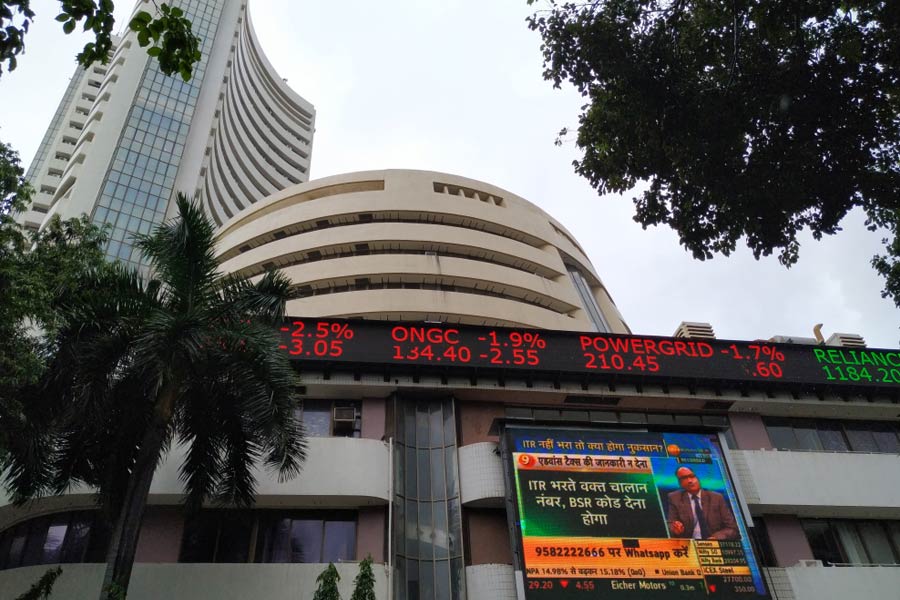 Indian stock markets | BSE Sensex falls 208.01 points to end at 61,773.78, NSE Nifty settles at 18,285.40 - Telegraph India