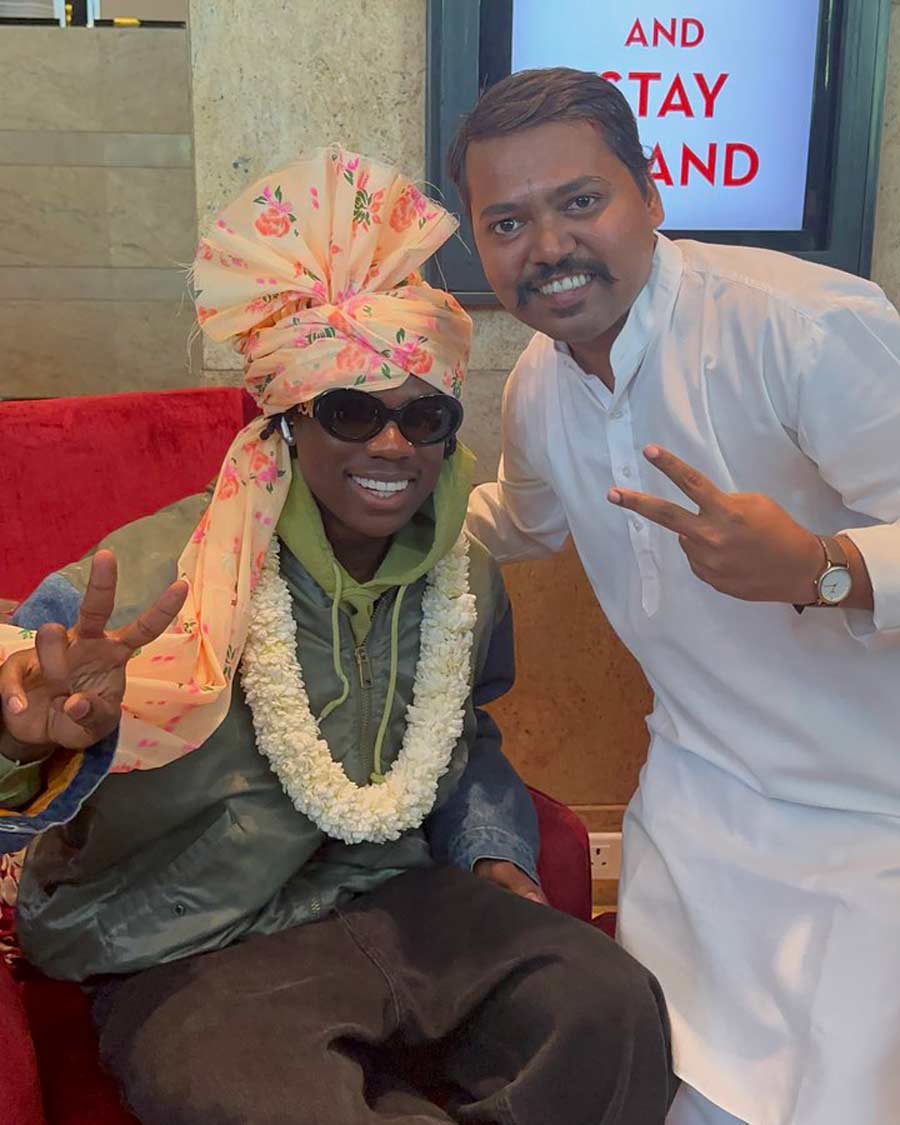 The Nigerian singer posed for a picture with an Indian fan. “Doosra Ghar (Second home)” he wrote on Twitter alongside the photo.