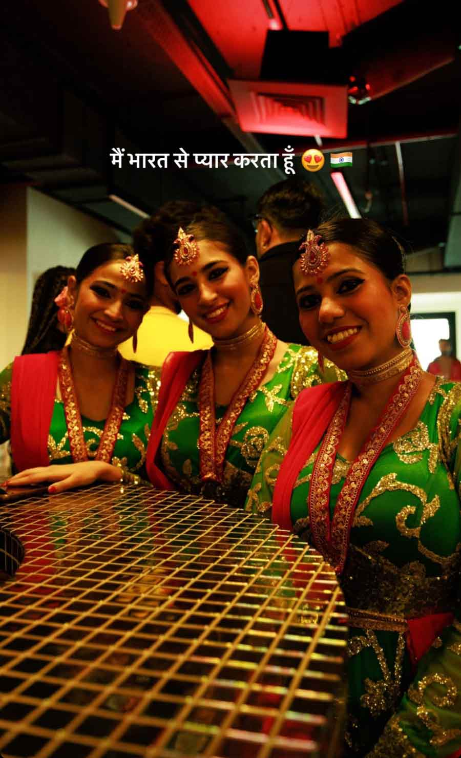 Sharing a picture featuring the performers who danced for him, Rema wrote in Hindi, “Main Bharat se pyar karta hu” (I love India).” 