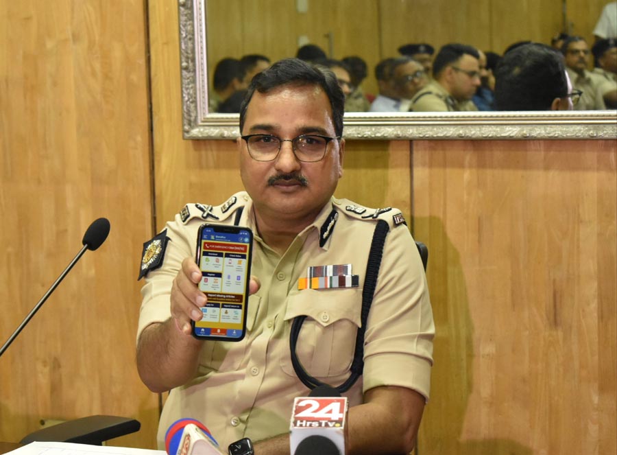 The police commissioner of Kolkata, Vineet Kumar Goyal, virtually inaugurated a dedicated call centre for elderly citizens of Kolkata, enrolled under Pronam project of Kolkata Police, at 6pm on Friday at the Lalbazar conference room