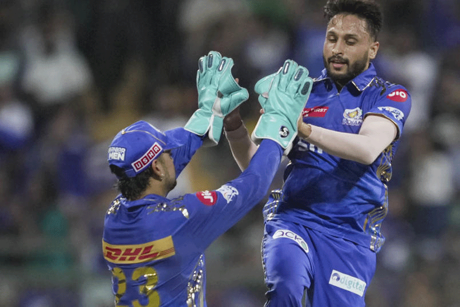 Suryakumar outshines Rashid as Mumbai Indians beat Gujarat Titans