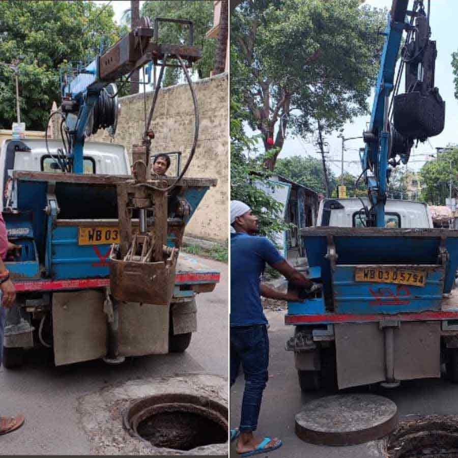 KMC frontline workers test the manhole desilting machine which will be pressed into service to clear manhole chambers soon. Manhole desilting operations will begin across Kolkata ahead of the monsoon 