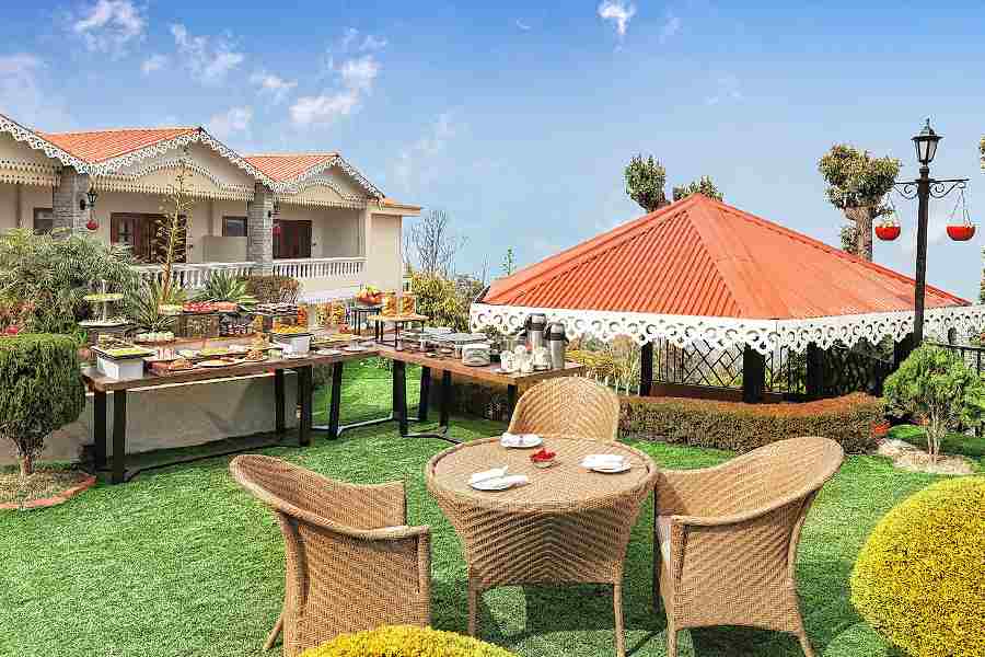 A piece of paradise in the middle of the valleys! The lush green lawn at Fortune Resort is a serene spot with picturesque outdoors perfect for your breakfast under the blue sky, evening cup of tea or a calming and quiet dinner under the twinkling stars. The lawn is also available for weddings and other social gatherings.