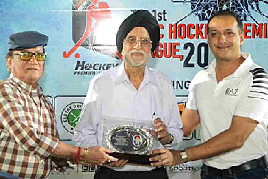CC&FC felicitated Olympian and Arjuna awardee Gurbux Singh (centre). He was recently awarded the Major Dhyan Chand Lifetime Achievement Award 2022 by Hockey India.