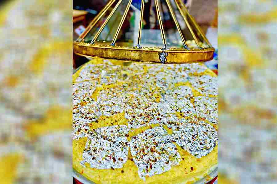Nimish – An Awadhi dessert being sold at a roadside joint near Gol Darwaza