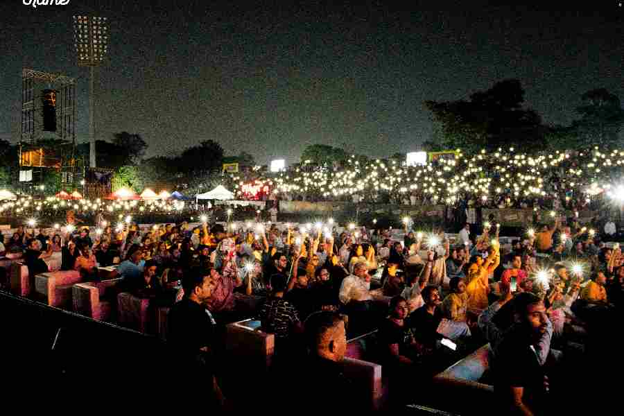 The crowds made a show of their love by waving phone torchlights towards the stage.