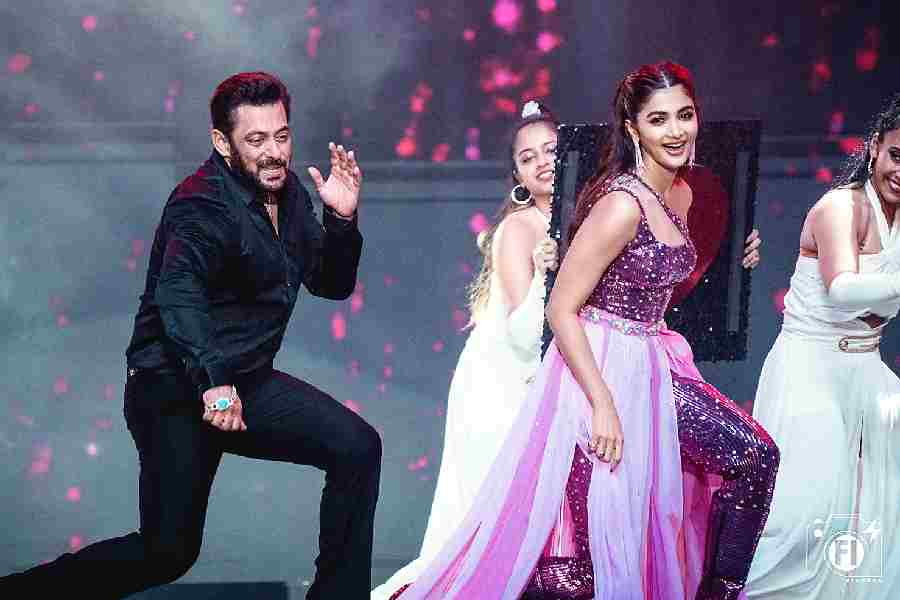 The newly minted pair from the film Kisi Ka Bhai Kisi Ki Jaan, Salman Khan and Pooja Hegde put up a romantic dance performance as well.