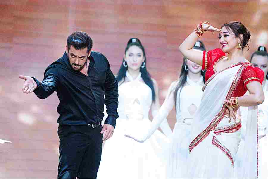 The Dabangg pair of Salman and Sonakshi danced to the track Mast mast do nain. Sonakshi looked resplendent in a white and red sari.