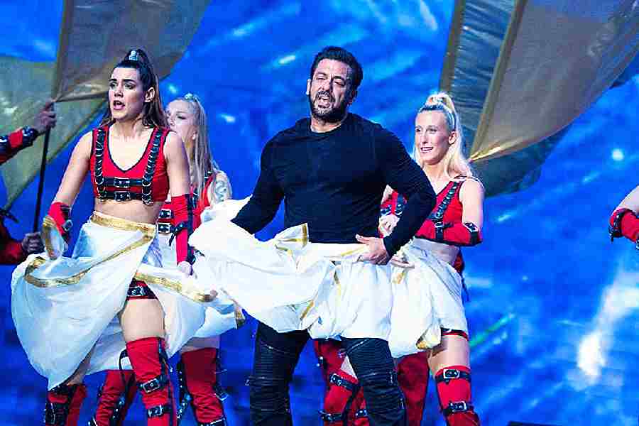 Sporting and using a white lungi as a prop, Salman danced to the popular track Nachenge apni utha kar le lungi and the crowds mimicked his steps.