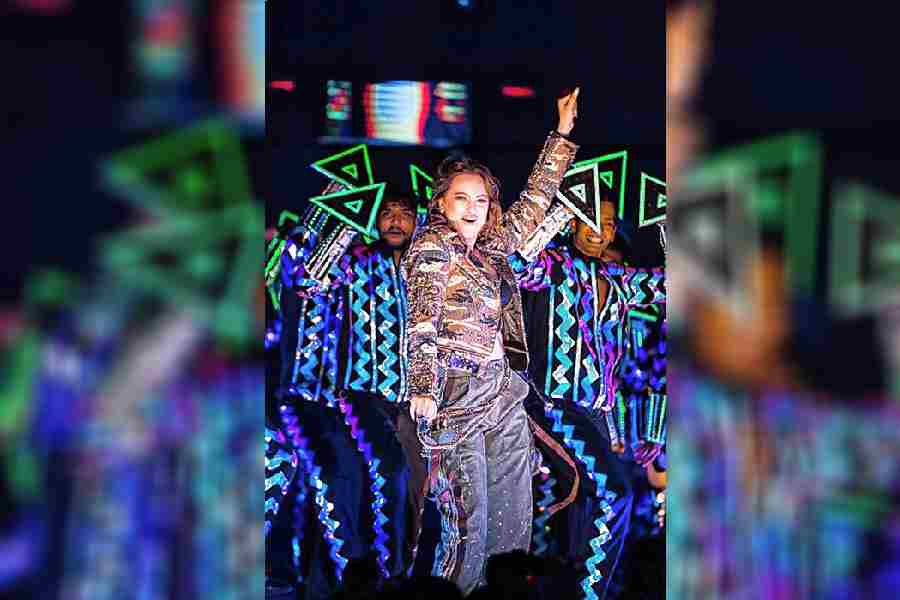 Dabangg girl Sonakshi Sinha, dressed in a cropped camouflage jacket and cargo pants, put up a show on songs such as Move your lakk, Gandi baat and Go go Govind