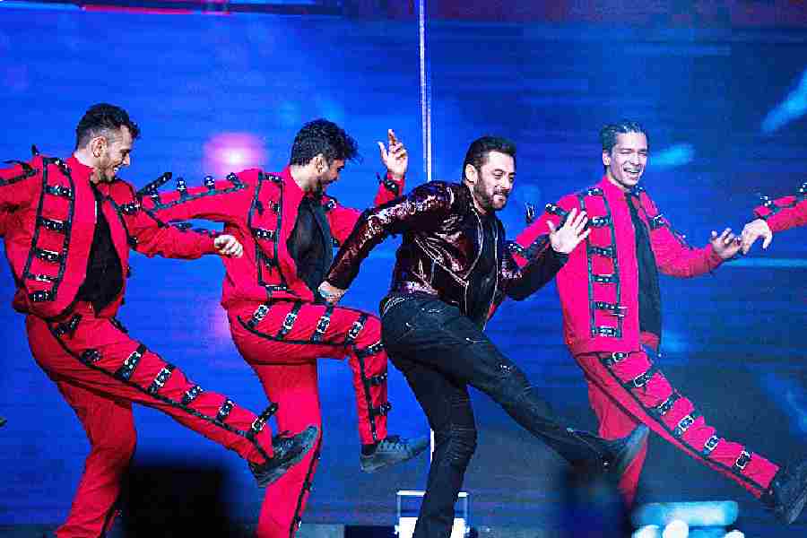 How could Salman miss out on O o jaane jaana! The Bollywood superstar grooved to the signature steps of the famous song.