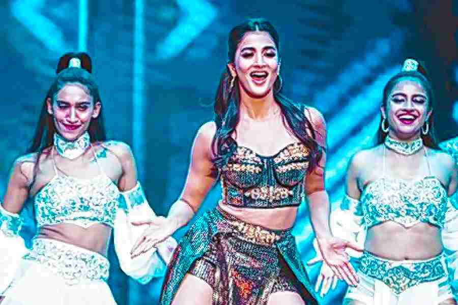 Pooja Hegde danced on tracks such as Current laga re and Naiyo lagda. She is the most recent member of the Da-Bangg entourage