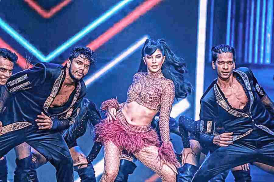 Chittiyaan kalaiyaan girl Jacqueline Fernandez grooved to the hook steps to the song from Roy and sent spectators in a dance frenzy too.
