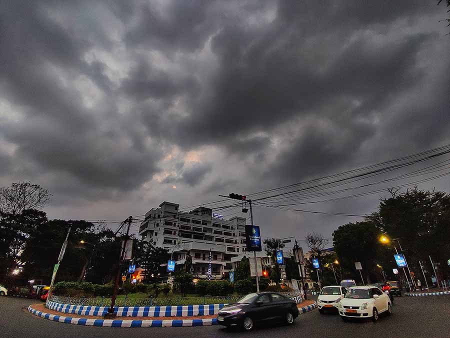 Although the day was sultry, the sky turned dark on Tuesday evening. Earlier, the Indian Meteorological Department (IMD) had predicted thunderstorms and thundershowers in several parts of Bengal due to the presence of an upper air trough from Bihar to Odisha and strong moisture incursion from Bay of Bengal 