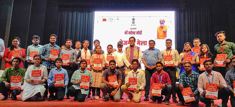 Union minister of state for Post, Shipping and Waterways, Shantanu Thakur, handed over appointment letters to new recruits during the 5th Rozgar Mela organised by the Department of Post, government of India, West Bengal circle on Tuesday at EZCC, Salt lake 