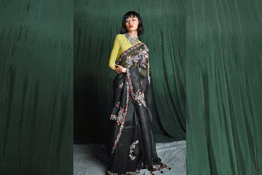 Just like an LBD, a black sari is oftentimes an occasionwear saviour! Styled classy, Andrea sports a black silk organza sari, designed with multicoloured thread embroidery. 