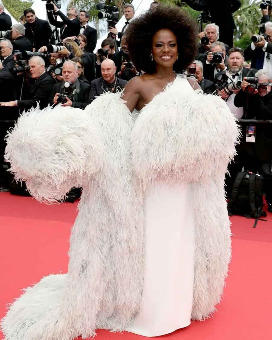 Viola Davis walked the red carpet in a Valentino white gown paired with a eye-catching feather coat. 