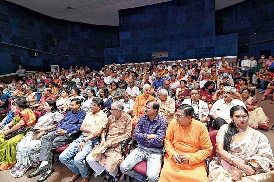 Full house at Rabindra Tirtha, which hosts the only show in New Town with professional artistes. People even sat on the floor in the aisle