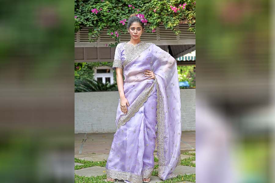 In this lovely lilac hue from the pastel palette of the collection, Hrishita sports an organza sari embellished with rich Rajasthani gota patti work. The highlight of the look is pairing the sari with a royal-themed blouse that features exquisite handwork on the yoke. 