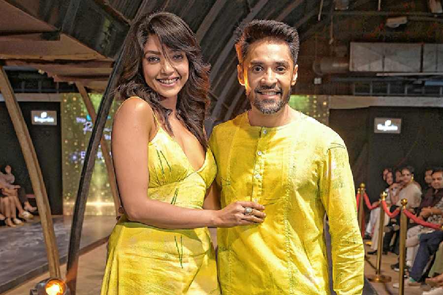 Actors Devlina Kumar and Gourab Chatterjee showcased designs of Bohurupi Santiniketan by Roy Abhisek