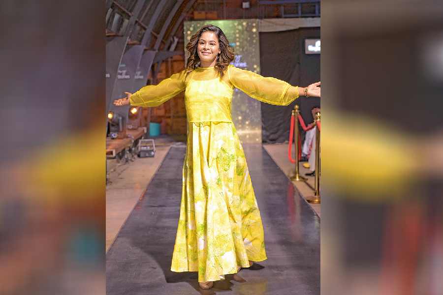 Singer Iman Chakraborty showcased the warm splendour of summer in a yellow and gold ensemble designed by Roy Abhisek.