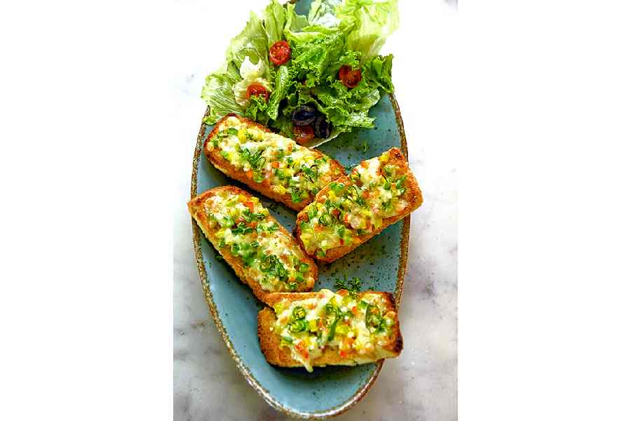 Chilli Cheese Toast: Looking for something snacky while staying within the dietary limitations? Look no further. This cheesy chilli toast is made with almond bread and brings in the same fun flavours without using the usual ingredients.